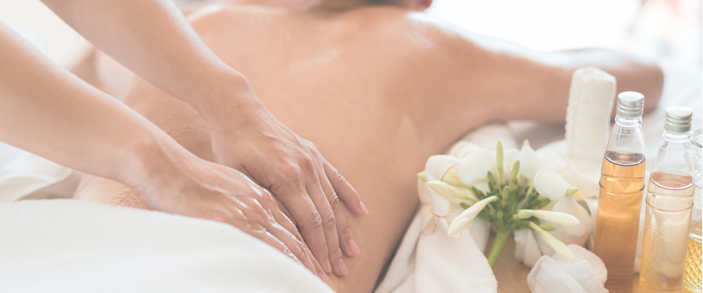 Femme couché ayant un massage